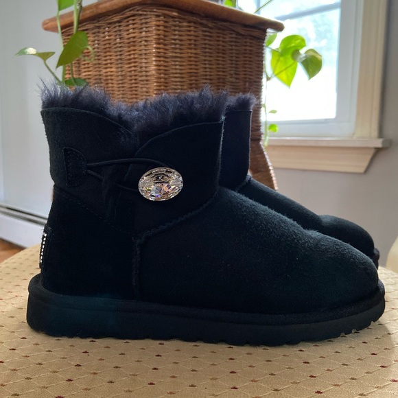 Women’s UGG boots - Picture 2 of 5